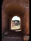 03789 ostia - regio i - insula ii - caseggiato del termopolio (i,ii,5) - raum 3 - via della case di diana - bli ri sueden - 09-2022.jpg